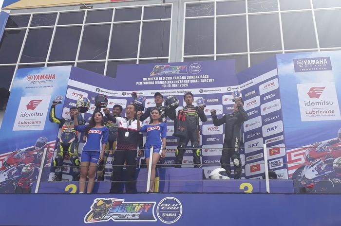 Podium Race 2 kategori R25 Pro pada Yamaha Sunday Race 2025 di Sirkuit Mandalika, Nusa Tenggara Barat, Minggu (15/6/2025).
