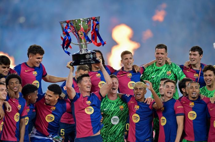 Awak FC Barcelona merayakan gelar Liga Spanyol 2024-2025 usai pertandingan lawan Villarreal di Stadion Lluis Companys (18/5/2025).