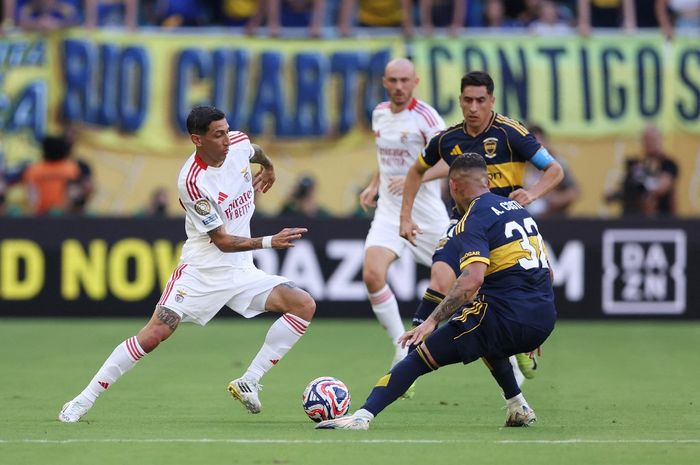 Winger Benfica, Angel Di Maria (kiri), beraksi dalam laga Grup C Piala Dunia Klub 2025 melawan Boca Juniors, Senin (16/6/2025) di Miami.