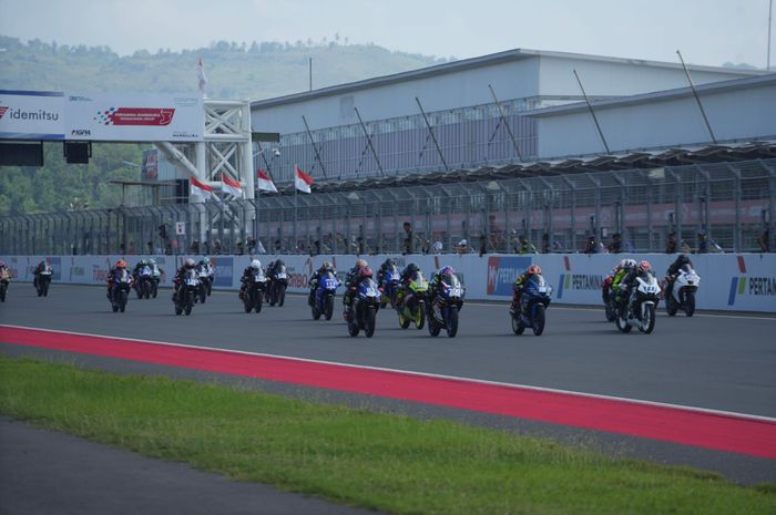 Aksi para pembalap di trek lurus Sirkuit Internasional Mandalika saat Yamaha Sunday Race 2025. 