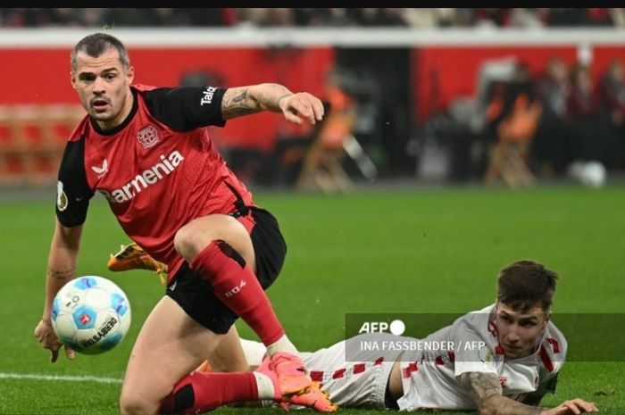 Granit Xhaka (kiri) saat memperkuat Bayer Leverkusen. Gelandang veteran Swiss ini menjadi incaran AC Milan pada bursa transfer musim panas 2025.
