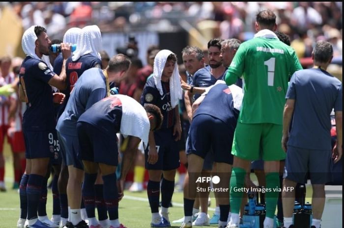 Para pemain PSG menutupi kepala dengan handuk untuk mengakali cuaca ekstrem dalam laga melawan Atletico Madrid di ajang Piala Dunia Klub 2025 di Pasadena (15/6/2025).