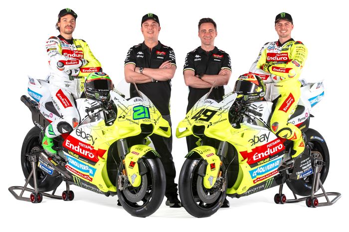 (Ki-Ka) Franco Morbidelli, Direktur Tim Alessio Salucci, Manajer Tim Pablo Nieto, dan Fabio Di Giannantonio dari Pertamina Enduro VR46 dalam foto peluncuran tim jelang MotoGP 2025.