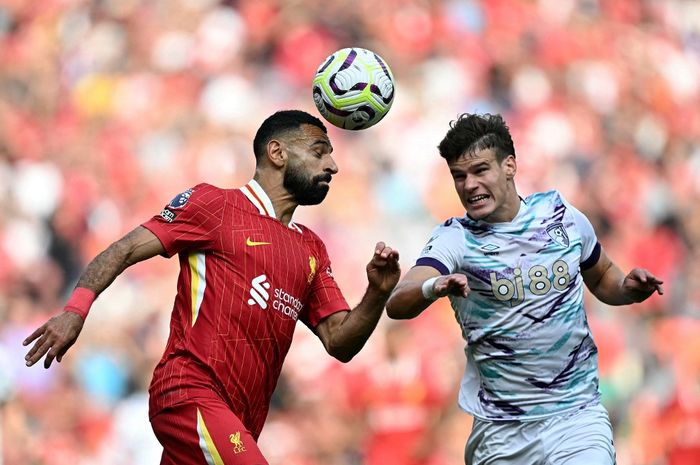 Milos Kerkez (kanan) berduel dengan Mohamed Salah dalam pertandingan Liga Inggris saat Liverpool menjamu Bournemouth di Anfield (21/9/2024).