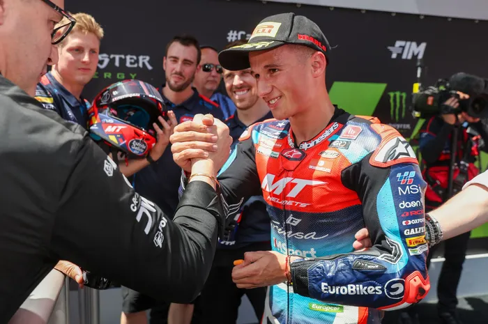 Pembalap MT Helmets - MSI, Sergio Garcia, merayakan pole position pertamanya setelah kualifikasi Moto2 Catalunya di Montmelo, Spanyol, 25 Mei 2024.