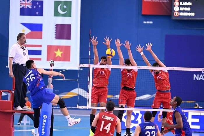 Outside hitter timnas voli Thailand, Thungkam Chaiwat, melepaskan spike keras dalam laga melawan Bahrain pada AVC Nations Cup 2025, Selasa, 17 Juni 2025