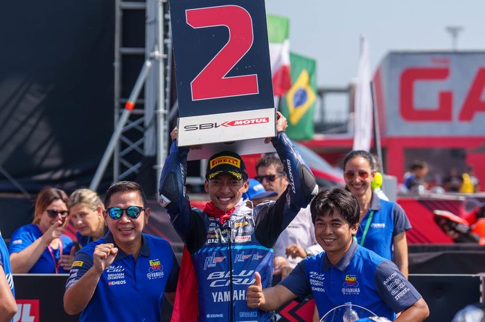 Arai Agaska di podium 2 race 1 seri 2 FIM R3 BLU CRU World Cup di Misano Italia (2)