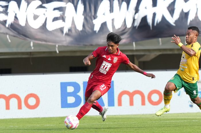 Gelandang Malut United, Ahmad Wadil (kiri), bertekad tembus skuad Timnas U-23 Indonesia.