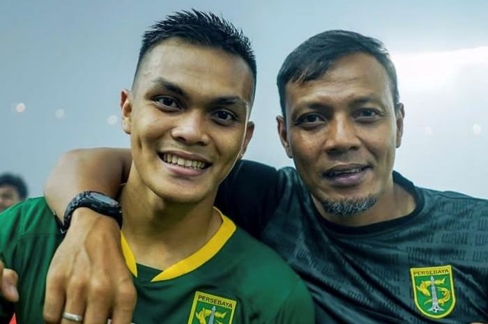 Rachmat Irianto (kiri) mengungkapkan tekadnya setelah kembali ke Persebaya Surabaya dan mengaku bertekad mewujudkan pesan terakhir dari sang ayah Bejo Sugiantoro (kanan).