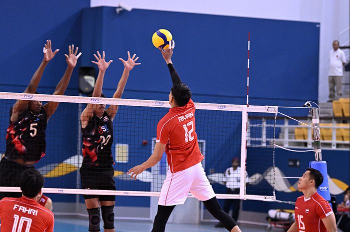 Aksi Rivan Nurmulki ketika membela Indonesia melawan Thailand pada penyisihan Pul A AVC Nations Cup 2025