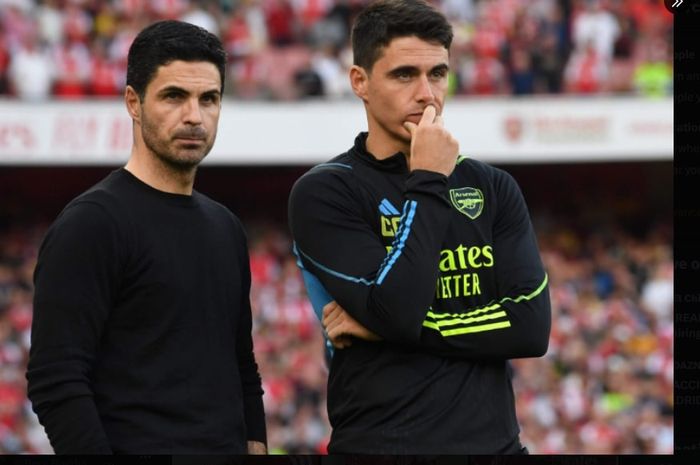 Carlos Cuesta (kanan) saat mendampingi Mikel Arteta di Arsenal. Pelatih berusia 29 tahun itu dilantik sebagai arsitek baru Parma.
