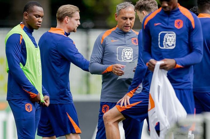 Asisten pelatih Bali United, Jeffrey Talan, berhasil membawa timnas U-21 Belanda melaju ke Perempat Final Euro U-21 2025.