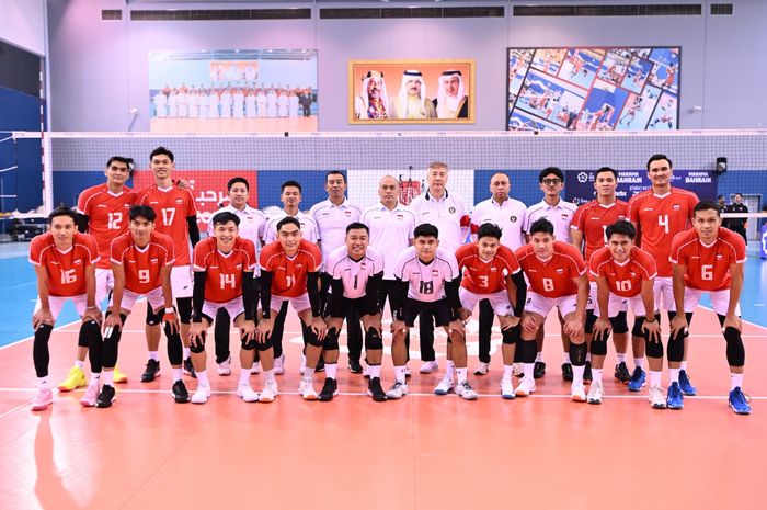 Timnas voli putra Indonesia berpose sebelum melawan Thailand pada laga pertama Pul C AVC Nations Cup 2025 di di Isa bin Rashid Hall, Isa Town, Bahrain, Rabu (18/6/2025).