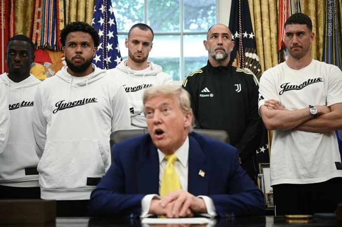 Momen para pemain Juventus dan pelatih Igor Tudor (dua dari kanan) saat mengunjungi Gedung Putih, kediaman Presiden Amerika Serikat, Donald Trump, di Washington DC (18/6/2025).