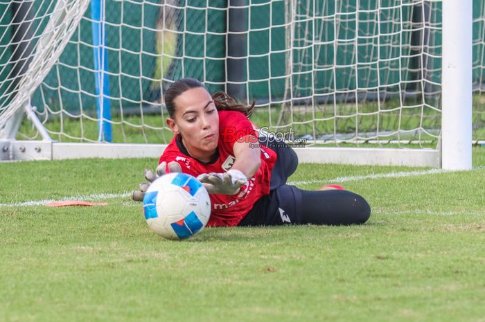 Iris Joska de Rouw (Iris de Rouw)  sedang berlatih bersama Timnas Wanita Indonesia di Lapangan Latih JIS (Jakarta International Stadium), Jakarta Utara, Jumat (20/6/2025).