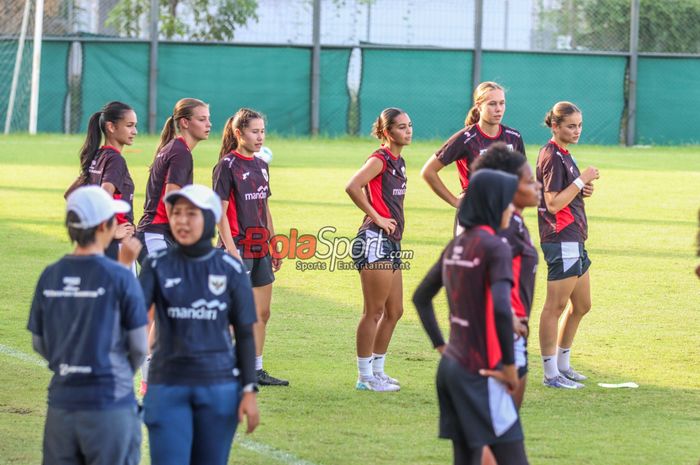 Beberapa pemain keturunan yakni Noa Leatomu, Isabelle Nottett, Isabel Kopp, Estella Loupatty, Emily Julia Frederica Nahon, dan Felicia Victoria de Zeeuw sedang berlatih bersama Timnas Wanita Indonesia di Lapangan Latihan JIS (Jakarta International Stadium), Jakarta Utara, Jumat (20/6/2025).