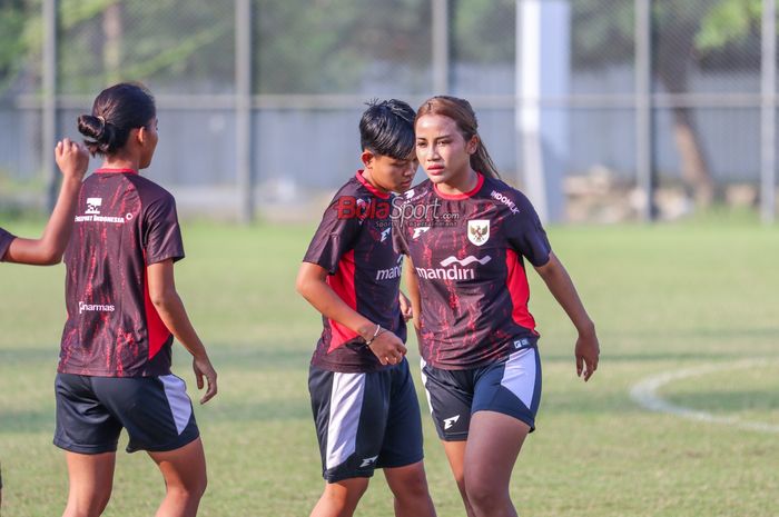 Shafira Ika Putri (kanan) sedang berlatih bersama Timnas Wanita Indonesia di Lapangan Latih JIS (Jakarta International Stadium), Jakarta Utara, Jumat (20/6/2025).