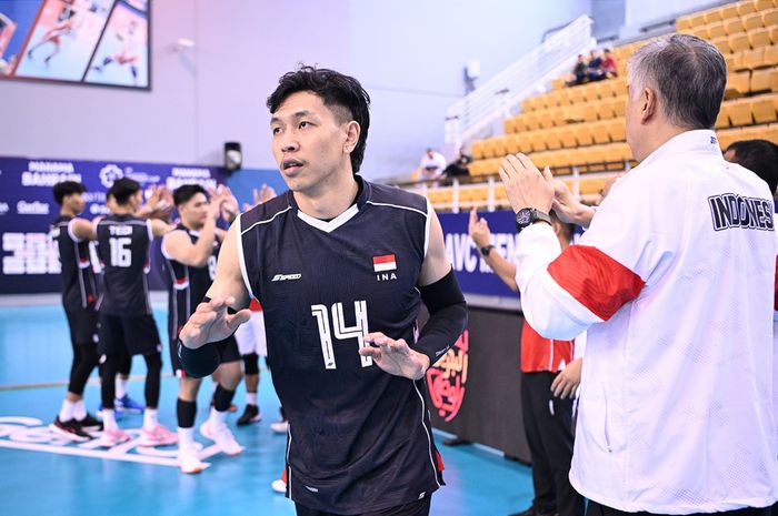 Farhan Halim melakukan tos sebelum beraksi membela Indonesia melawan Bahrain pada AVC Nations Cup 2025