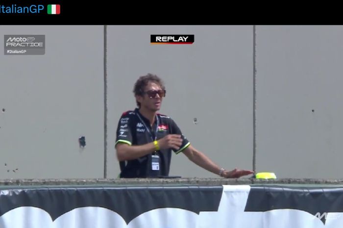 Legenda balap sepeda motor, Valentino Rossi memantau langsung jalannya sesi practice MotoGP Italia 2025 (20/6/2025).