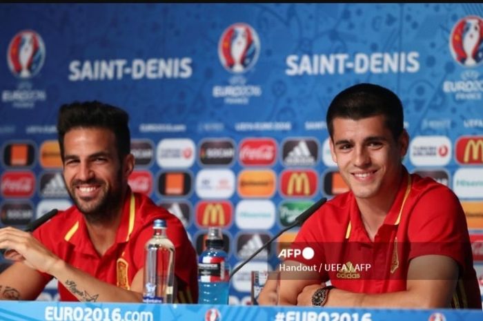 Saga transfer Alvaro Morata (kanan) berakhir indah untuk Como setelah AC Milan rela tombok uang ke Galatasaray dan kini segera bergabung eks rekan setim yang akan jadi pelatihnya, Cesc Fabregas.
