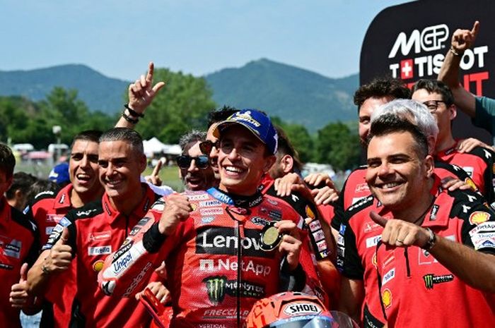 Pembalap Ducati, Marc Marquez (tengah) merayakan momen sebagai juara sprint race MotoGP Italia 2025,di Sirkuit Mugello, Sabtu (21/6/2025).