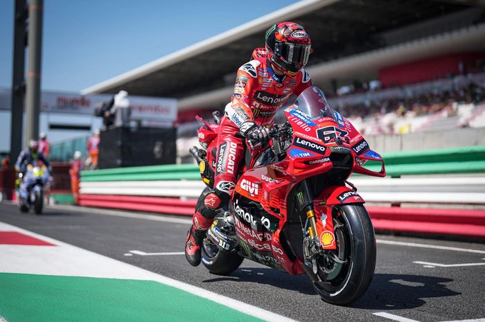 Pembalap Ducati, Francesco Bagnaia, bersiap menjalani sesi hari pertama MotoGP Italia 2025 di pitlane, Jumat (20/6/2025)