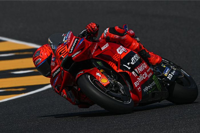 Pembalap Ducati, Marc Marquez sedang beraksi pada hari pertama MotoGP Italia 2025, Jumat (20/6/2025)