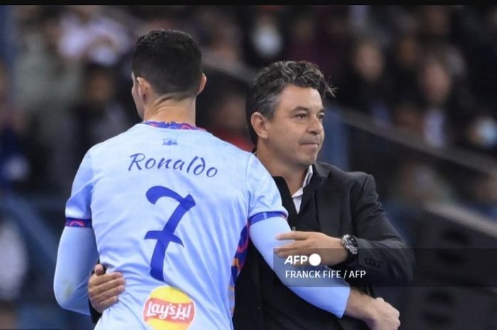 Cristiano Ronaldo menyalami Marcelo Gallardo dalam laga ekshibisi Riyadh All-Star vs PSG di King Fahd Stadium (19/1/2023). Senior Lionel Messi tersebut ungkap alasan Ronaldo batal gabung River Plate ke Piala Dunia Klub 2025.