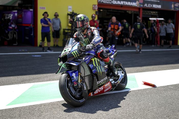 Pembalap Monster Energy Yamaha, Fabio Quartararo saat keluar dari paddock untuk sesi practice MotoGP Italia 2025, Jumat (20/6/2025)