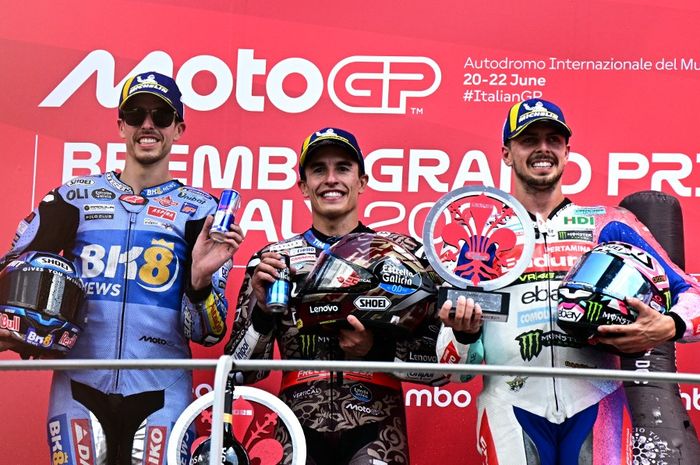 Dari kiri ke kanan, Alex Marquez (Gresini), Marc Marquez (Ducati Lenovo), dan Fabio Di Giannantonio (Pertamina Enduro VR46) di podium MotoGP Italia 2025 di Sirkuit Mugello, Minggu (22/6/2025).