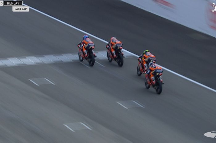 Momen Veda Ega Pratama menang tipis atas Hakim Danish (Malaysia) pada hasil Race 2 Red Bull Rookies Cup 2025 di SIrkuit Mugello, Tuscany, Italia, Minggu (22/6/2025). 