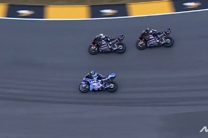 Francesco Bagnaia diapit Marc Marquez dan Alex Marquez pada balapan utama MotoGP Italia 2025 di Sirkuit Mugello, Tuscany, Italia, Minggu (22/6/2025).