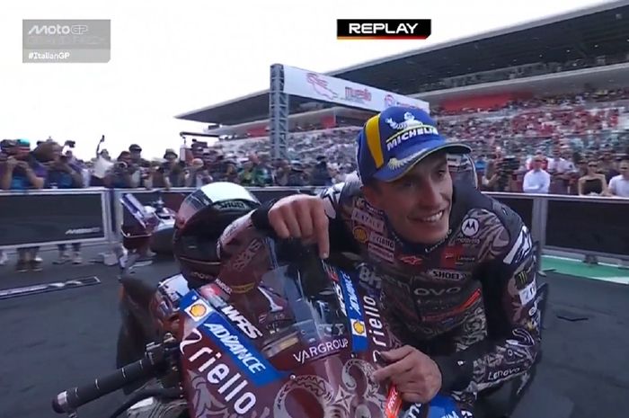 Pembalap Ducati Lenovo, Marc Marquez, berpose dengan motor Desmosedici GP25 di parc ferme setelah meraih kemenangan MotoGP Italia 2025 di Sirkuit Mugello, Tuscany, Italia, Minggu (22/6/2025).