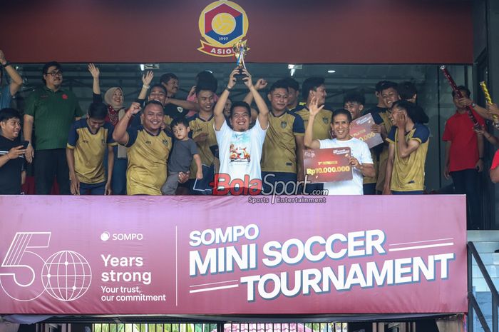 Suasana podium juara Sompo Mini Soccer Tournament di Stadion ASIOP, Cempaka Putih, Jakarta, Minggu (22/6/2025).