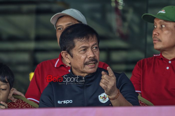 Indra Sjafri (tengah) sebagai perwakilan dari PSSI saat hadir dalam turnamen Sompo Mini Soccer Tournament di Stadion ASIOP, Cempaka Putih, Jakarta, Minggu (22/6/2025).