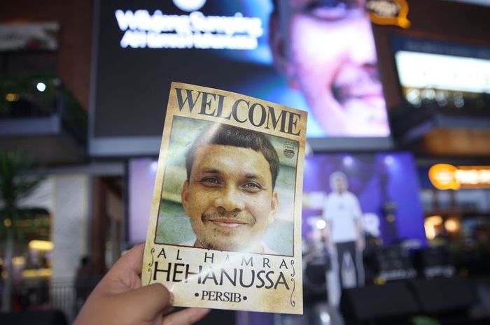 Persib Bandung memperkenalkan Hamra Hehanussa lewat brosur.