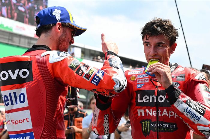 Dua pembalap Ducati, Francesco Bagnaia (kiri) dan Marc Marquez (kanan) merayakan podium dan kemenangan pada sprint race MotoGP Italia 2025