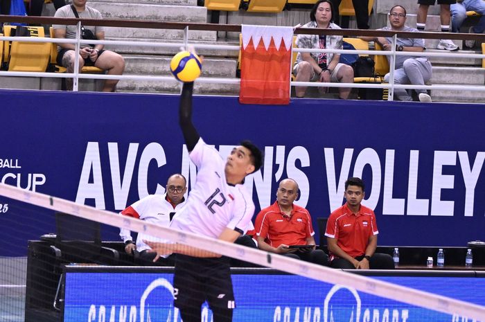 Opposite timnas voli Indonesia, Rivan Nurmulki, melepaskan spike saat menghadapi Pakistan pada perempat final AVC Nations Cup 2025, Sabtu, 21 Juni 2025