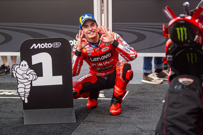 Marc Marquez memperbesar peluangnya untuk meraih gelar juara dunia kesembilan. Riwayat perselisihan dengan Valentino Rossi ikut memberi warna dalam isu bursa pembalap MotoGP.