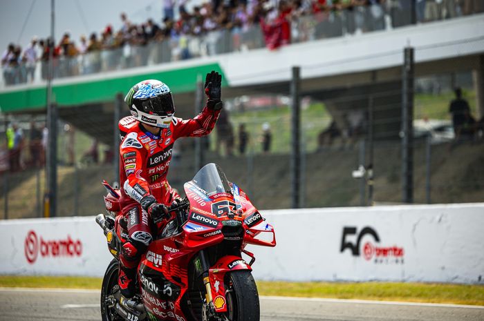 Pembalap Ducati Lenovo, Francesco Bagnaia, melambaikan tangan ke penggemar setelah finis ketiga Sprint MotoGP Italia 2025