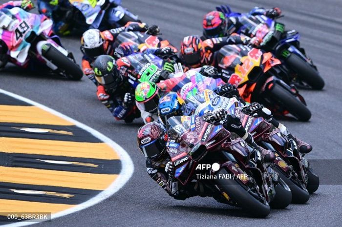 Pembalap Ducati Lenovo, Marc Marquez, mengungguli Francesco Bagnaia pada MotoGP Italia 2025 di Sirkuit Mugello.