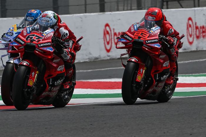 Momen Francesco Bagnaia disalip oleh Alex Marquez dan Marc Marquez pada trek lurus panjang dalam Sprint MotoGP Italia 2025