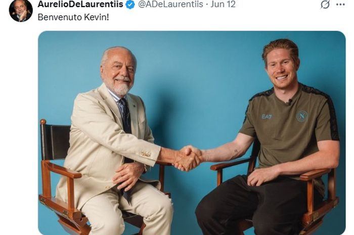 Kevin De Bruyne berfoto bersama Presiden Napoli, Aurelio Di Laurentiis.