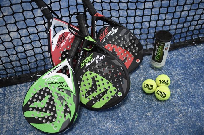 Padel adalah olahraga raket yang mirip dengan tenis dan squash.