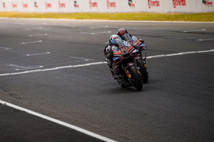 Momen duel antara dua pembalap Ducati, Francesco Bagnaia (kiri) dan Marc Marquez (kanan) di trek lurus panjang Sirkuit Mugello pada MotoGP Italia 2025
