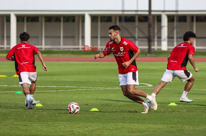 Penyerang Timnas U-23 Indonesia, Jens Raven (kanan), sedang berlatih di Stadion Madya, Senayan, Jakarta, Senin (23/6/2025).