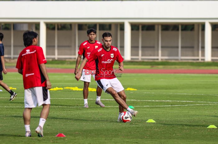 Penyerang Timnas U-23 Indonesia, Jens Raven (kanan), sedang berlatih di Stadion Madya, Senayan, Jakarta, Senin (23/6/2025).