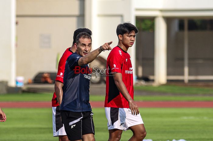 Pelatih Timnas U-23 Indonesia, Gerald Vanenburg (kiri), sedang memberikan intruksi kepada para pemainnya saat berlatih di Stadion Madya, Senayan, Jakarta, Senin (23/6/2025).