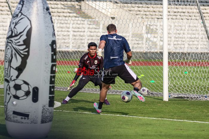 Kiper Timnas U-23 Indonesia, Cahya Supriadi, sedang berlatih di Stadion Madya, Senayan, Jakarta, Senin (23/6/2025).