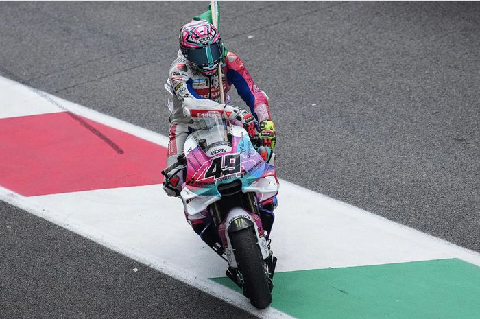 Pembalap Pertamina Enduro VR46 Racing Team, Fabio Di Giannantonio, merayakan keberhasilan usai meraih podium pada MotoGP Italia 2025